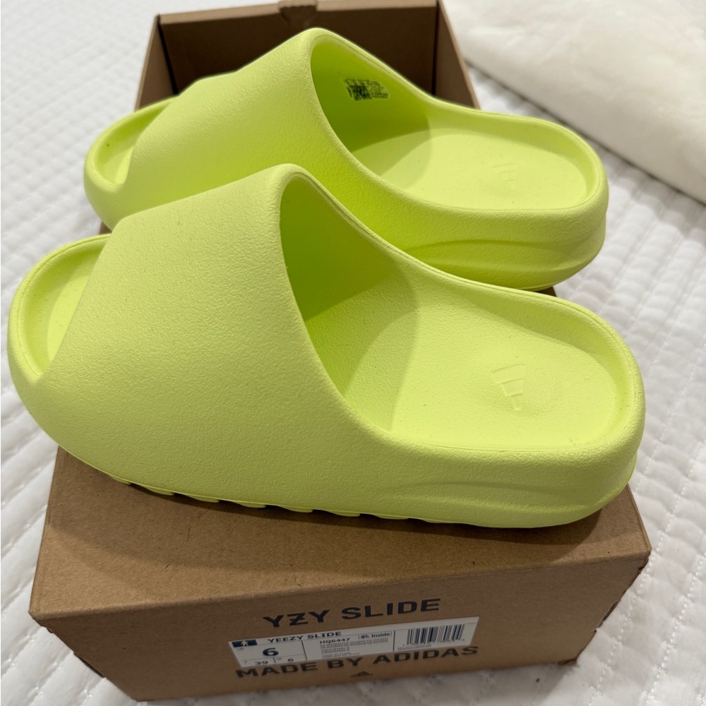 Yeezy Slides ‘Green Glow’